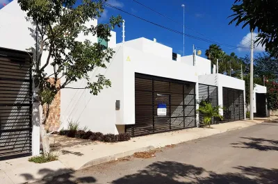 CASA EN RENTA DE 3 RECAMARAS MÁS ESTUDIO Y JARDÍN AL NORTE DE MÉRIDA .webp